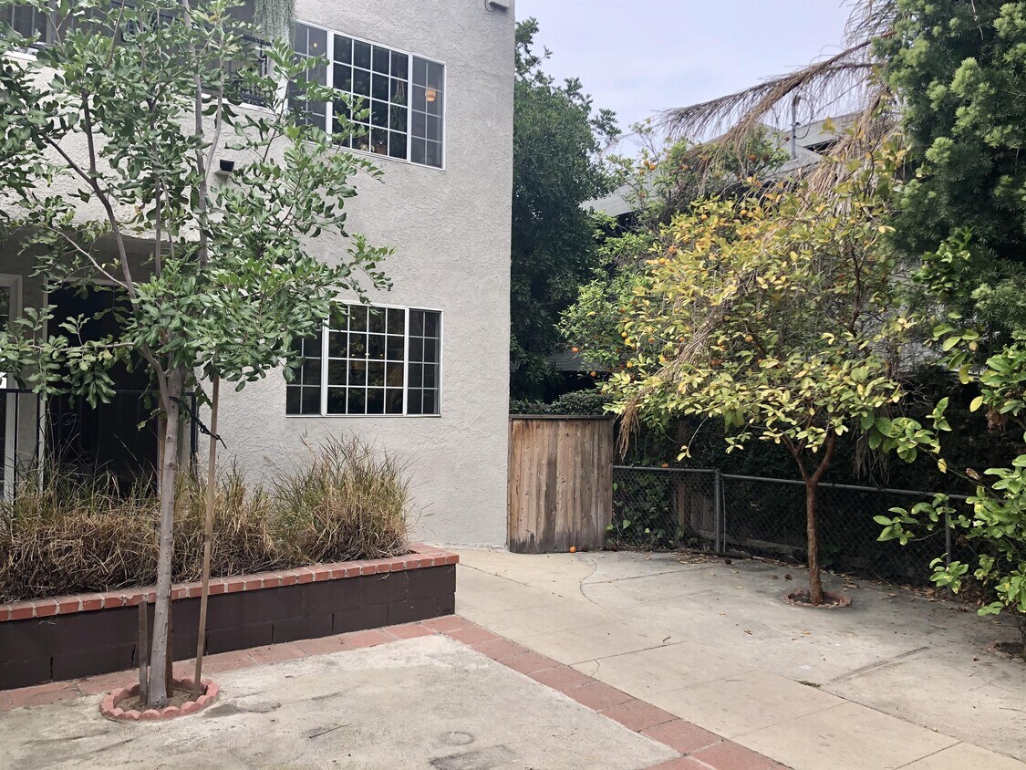 Primary Photo - 1121 N Coronado St