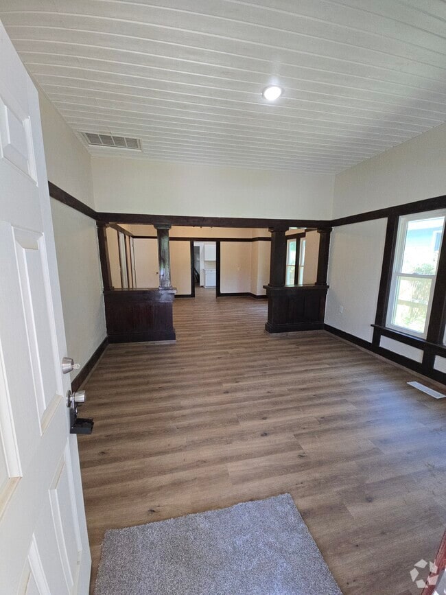 Building Photo - 320 Chautauqua Ave
