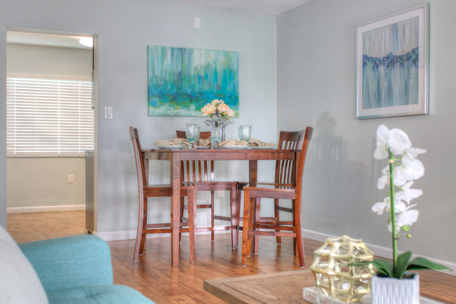 Dining Nook | 12" x 21" - Bayside Villas