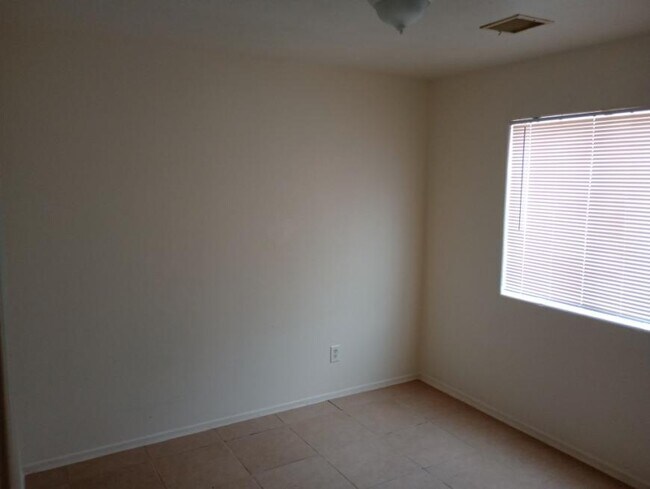 Building Photo - 4 bedroom in Eloy AZ 85131