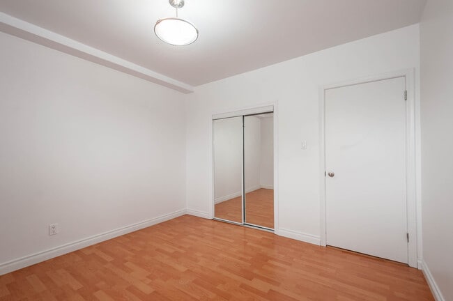 Building Photo - Twinson