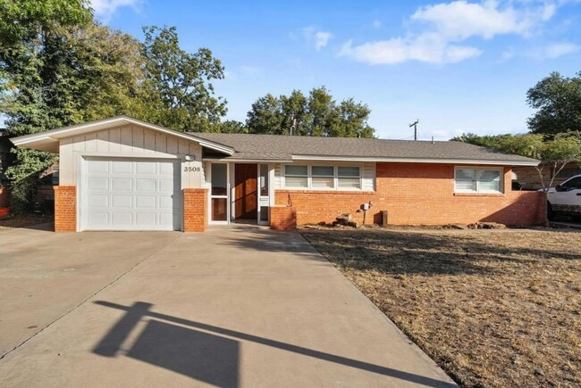 Building Photo - Huge 3 Bed 3 Bath House Near Texas Tech