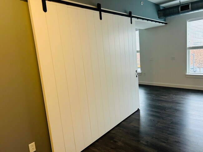 Building Photo - 550 New Holland Ave