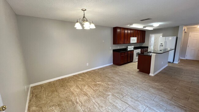 Foto del edificio - AVAILABLE NOW! Charming 3 Bedroom 2.5 Bath...