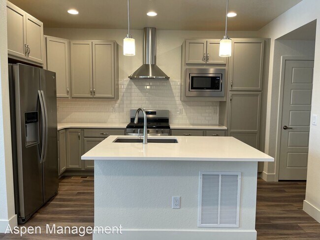 Building Photo - 3 br, 3.5 bath House - 2215 Village Green Way