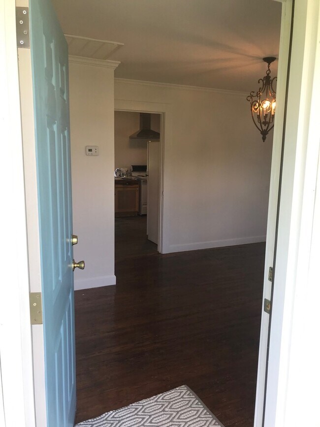 Foto del edificio - Very Cute and Recently Remodeled 2 Bed 1 B...