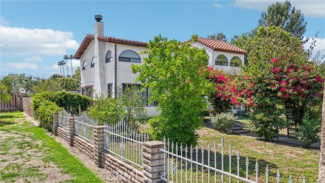 Building Photo - 3098 N Arrowhead Ave