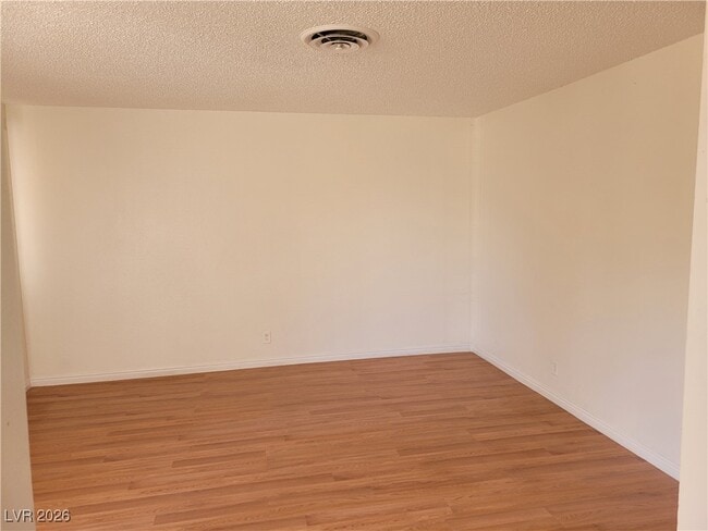 Foto del edificio - 2600 E Vana Ave