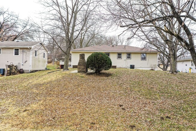 Building Photo - Large single-family home