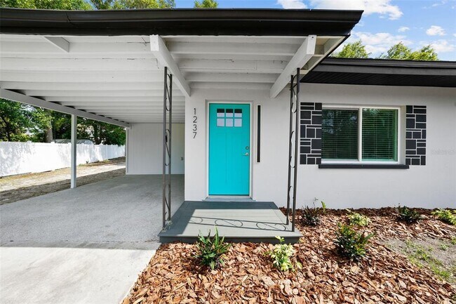 Building Photo - 1237 Little John Ln