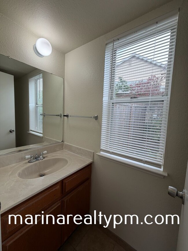 Foto del edificio - Glen Cove Beauty 3 bed 2.5  bath 2 Story home in established neighborhood