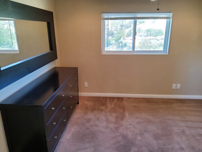 Foto del edificio - 740 E Highland Dr