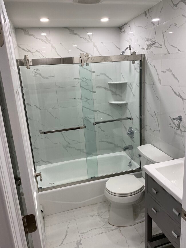 Main Full bathroom pic 2 - 2029 125th St