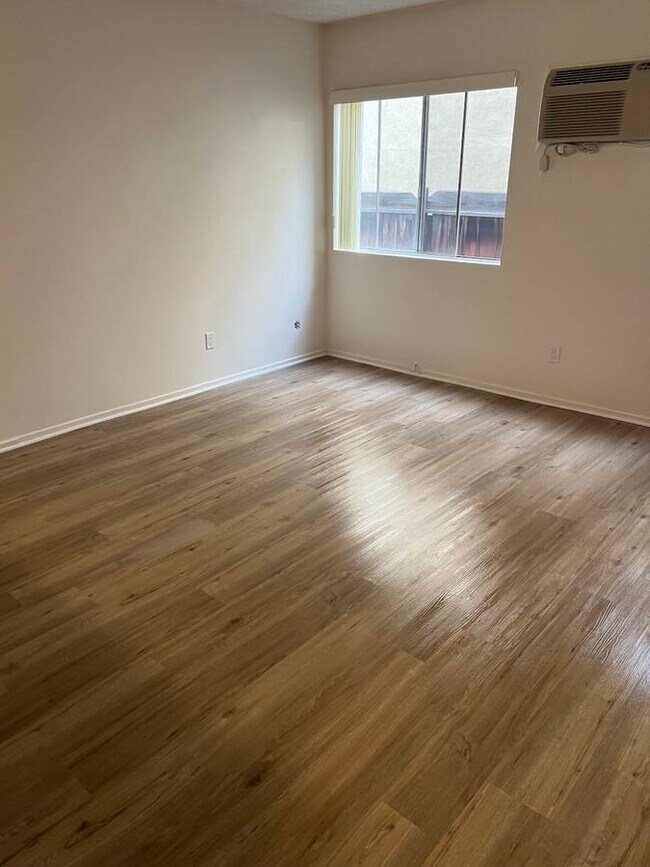 Foto del edificio - 229 S Mariposa Ave