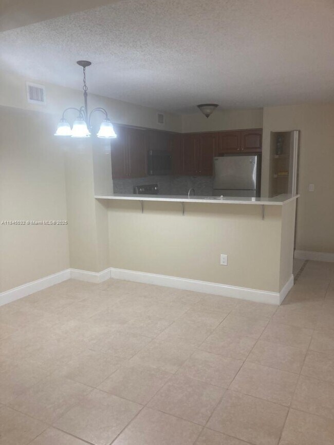 Foto del edificio - 1707 Village Blvd