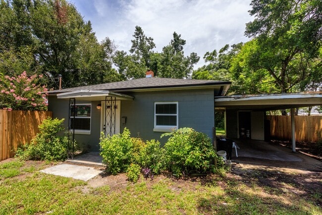 Building Photo - Updated Single Family Guest House!