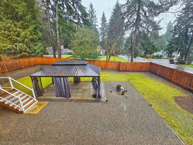 Building Photo - Beautiful 4 Bed 3 Bath Home in Sought Afte...