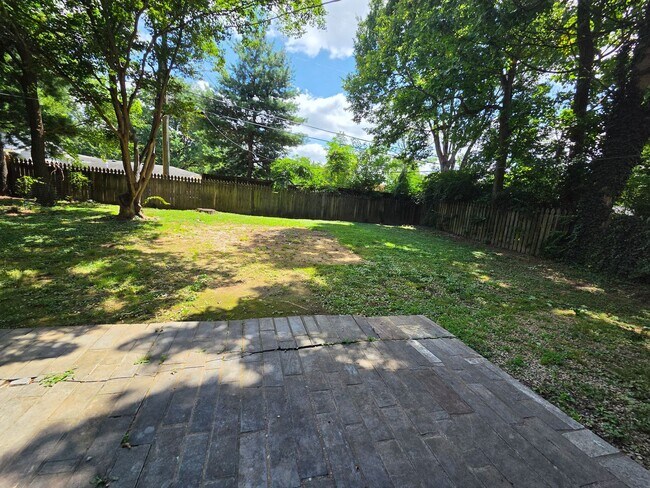 Foto del edificio - Lovely 3 bedroom 1 bath with spacious kitchen and tons of natural light!