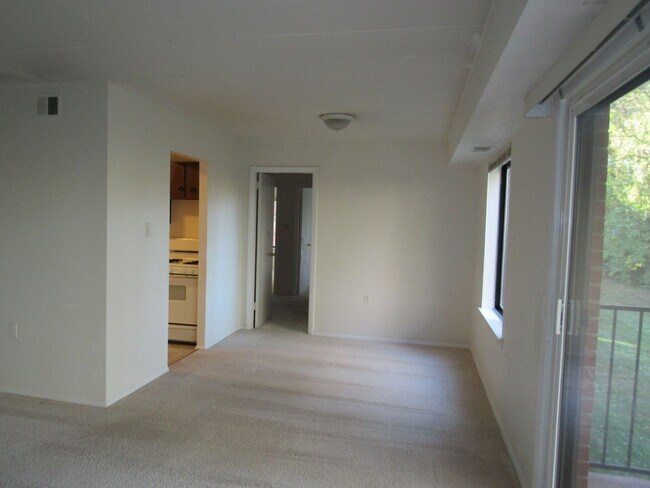 Building Photo - Leesburg Two bedroom condo with balcony