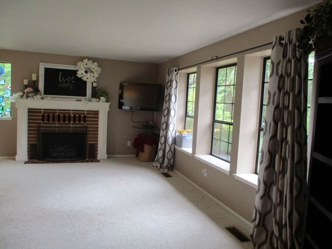 Building Photo - 3 Bedroom, 2.5 bathroom split level home in University Place
