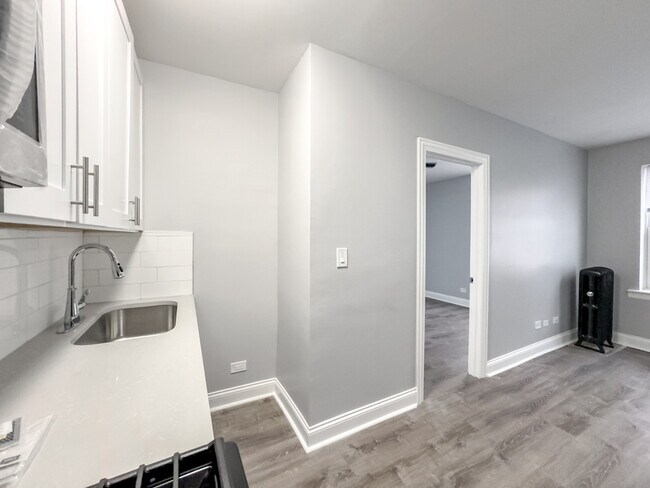 Foto del edificio - 4241 N Kenmore Ave