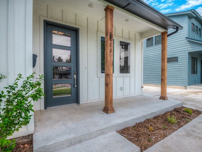 Foto del edificio - Spacious 4-Bedroom Home with Thoughtful De...
