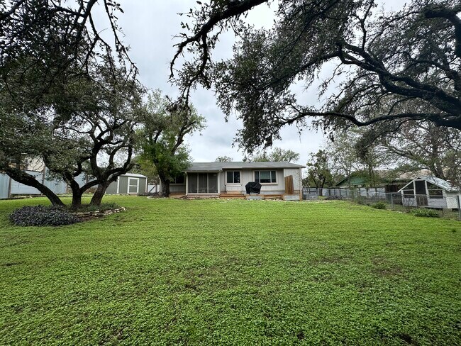 Foto del edificio - 6805 Silvermine Dr