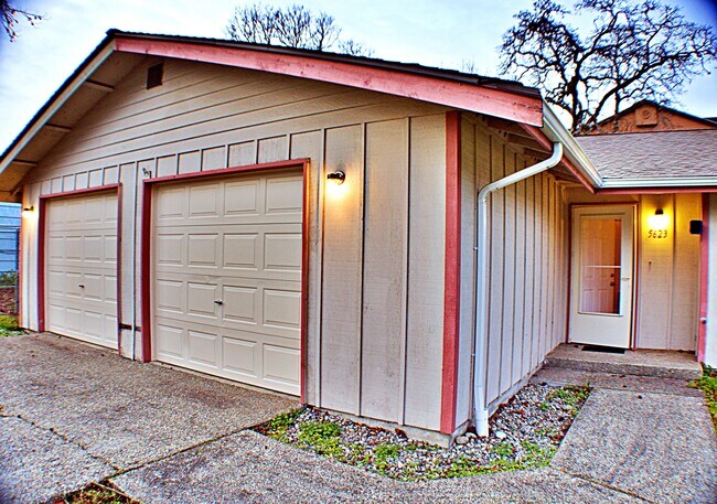 building + etnry - 5623 Mount Tacoma Dr SW