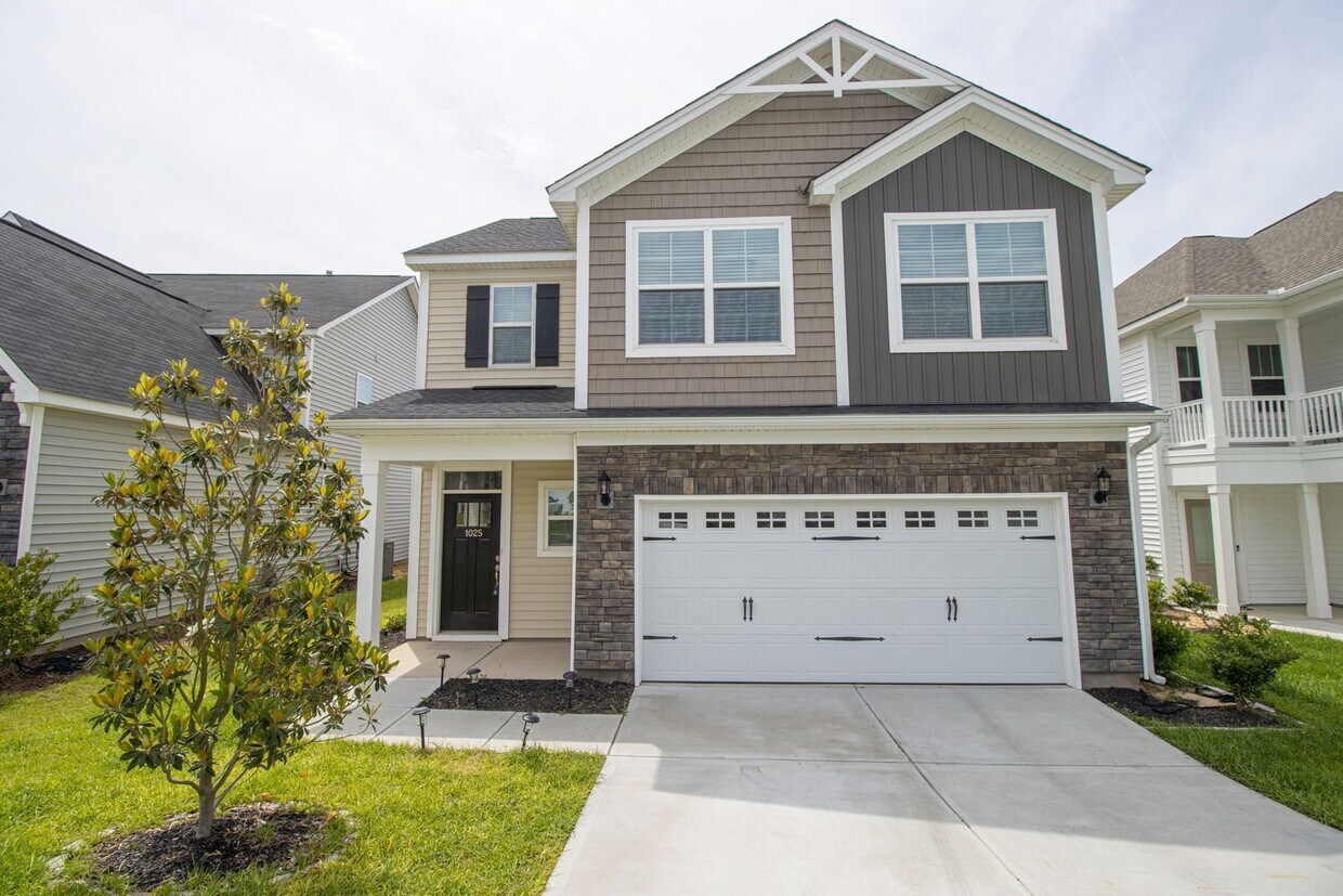 Primary Photo - Stunning 3 Bedroom, 2.5 Bath in Ashcroft -...