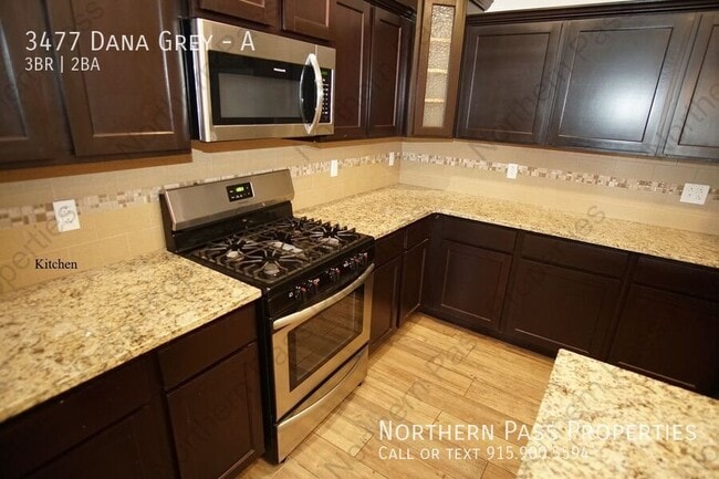 Building Photo - Beautiful 3 bedroom 2 bath duplex w/ 2 Wee...