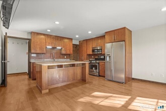 Building Photo - 433 Post Rd