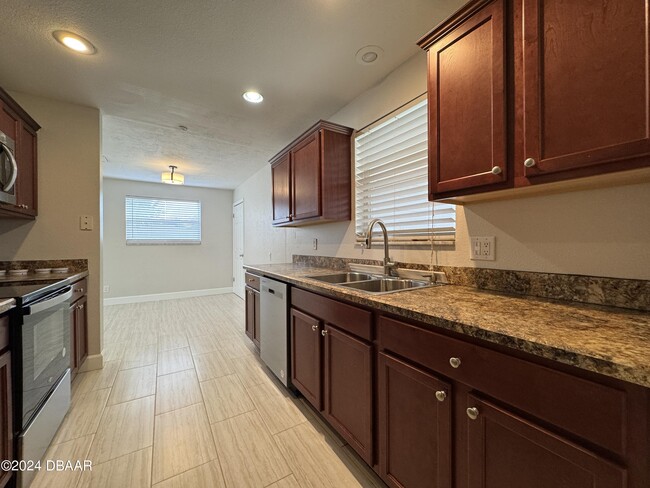 Building Photo - 1301 Cedar Cir
