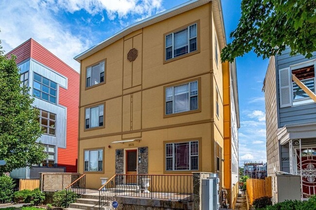 Foto del edificio - 3573 Warder St NW