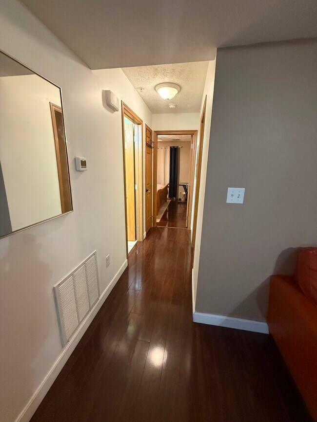 Foto del edificio - 421 Creekside Dr