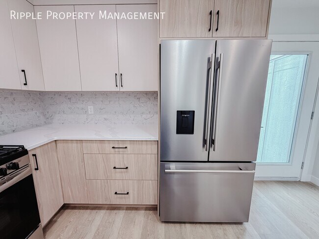 Photo du bâtiment - BRAND NEW 3 BEDS, 2.5 BATHS MULTIPLEX