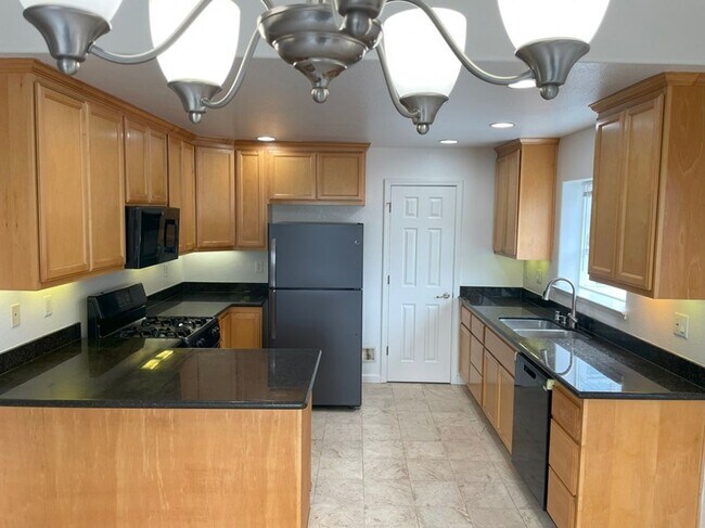 Building Photo - LARGE SPACIOUS BRIGHT DESIRABLE 4 BEDROOM ...