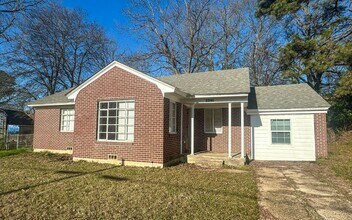 Building Photo - 2301 Oaklawn Dr