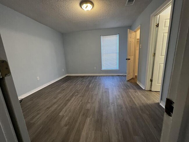 Building Photo - 2818 Pakenham Dr