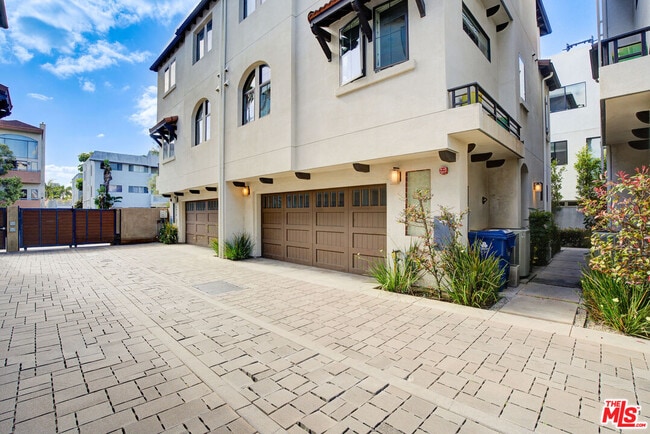 Building Photo - 5932 W Luna Park