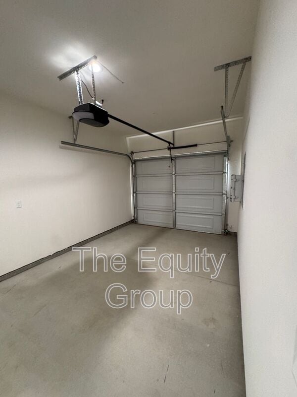 Building Photo - 4116 E Kaweah Ave