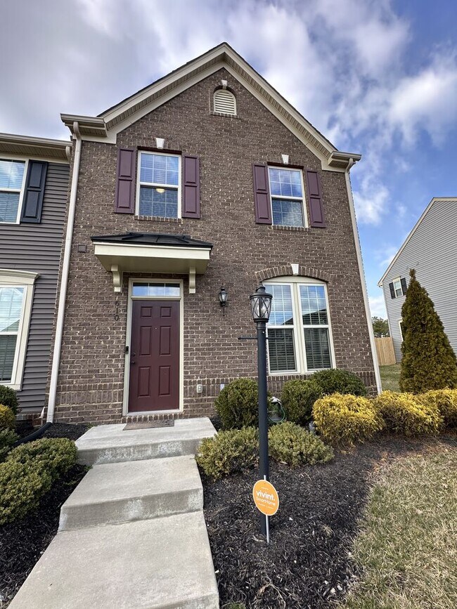 Building Photo - Like New Spacious End-Unit East-End Townho...