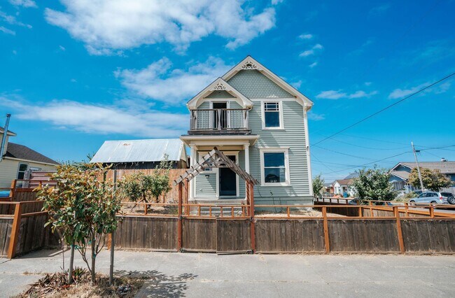 Foto del edificio - Charming 3-Bedroom Victorian Home in the H...