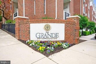 Building Photo - 75 Maple St