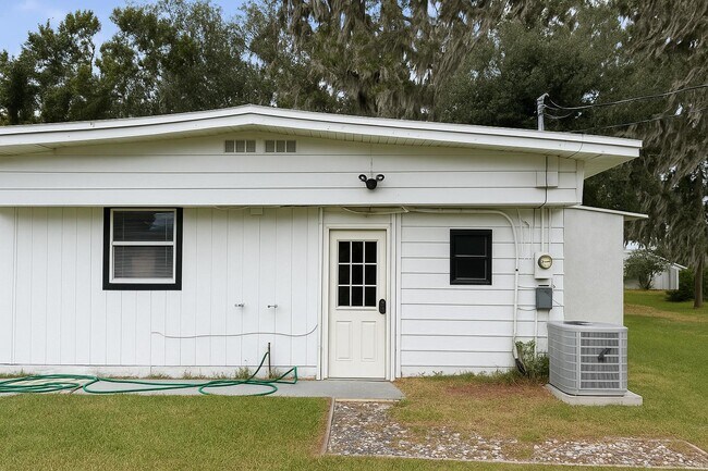 Foto del edificio - 6208 Pinewood Village Cir W