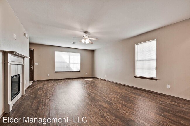 Foto del edificio - 2215 Hidden Lake St