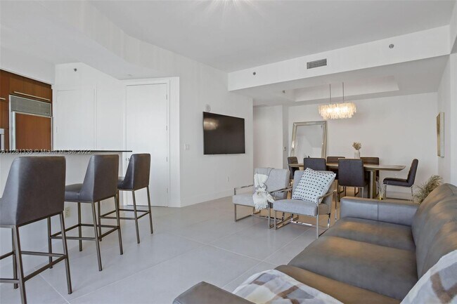 Building Photo - 15811 Collins Ave