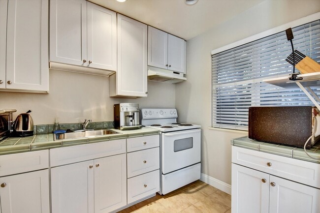 Building Photo - 1368 Oakhurst Ave