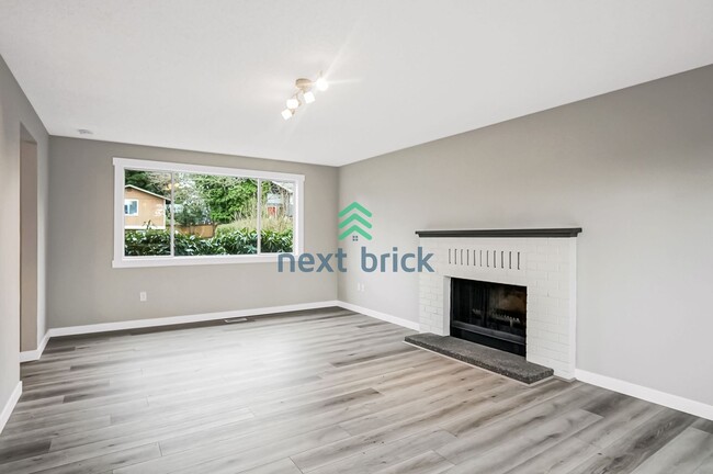 Building Photo - Renovated 3 Beds 1.5 Baths House is availa...