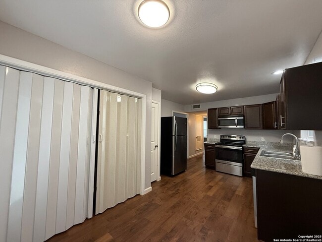 Building Photo - 516 Westwood Dr