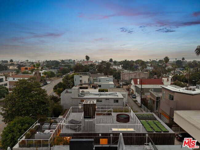 Foto del edificio - 533 Grand Blvd